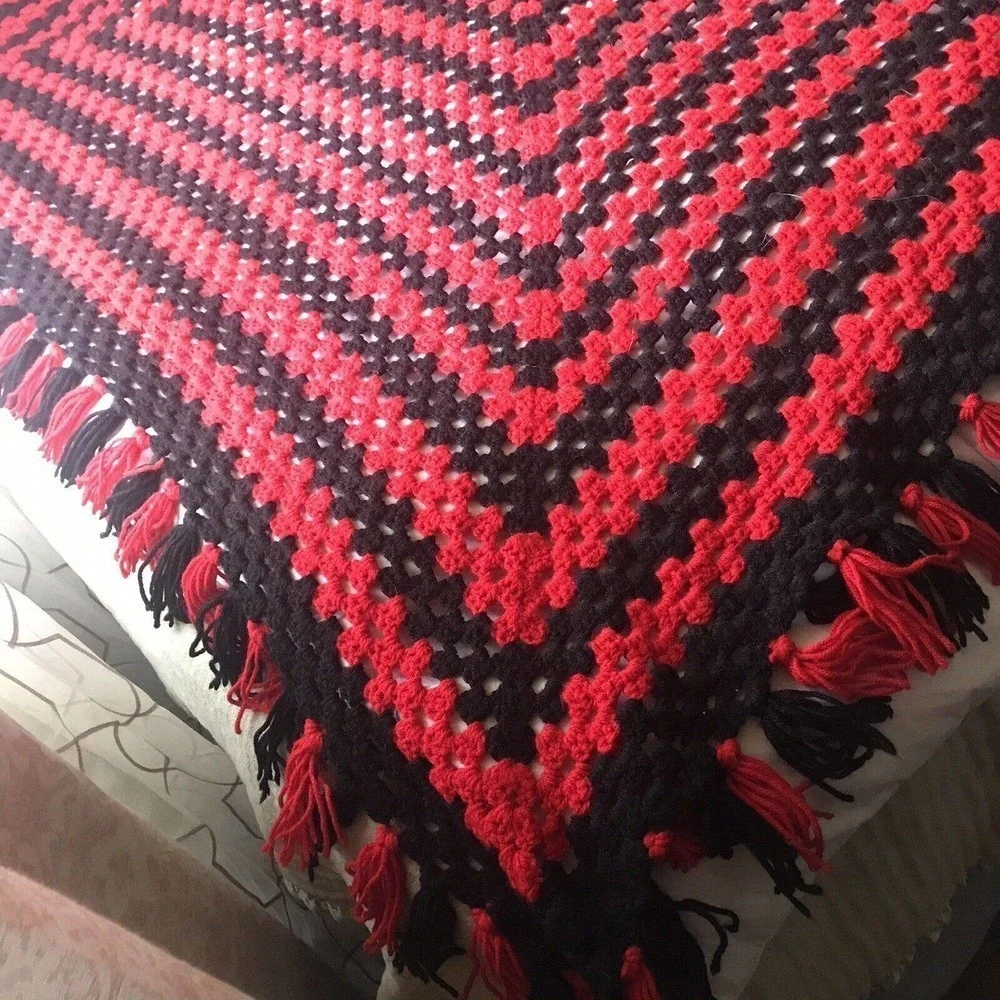 Handmade Blanket Full Sz Bed Cover Red/Black Fringe Pre-Owned